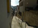  petite rue avec marches d'escalier